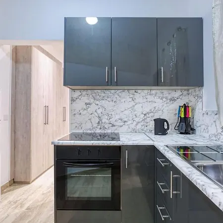 Retreat In The Heart Of Qormi Village アパート