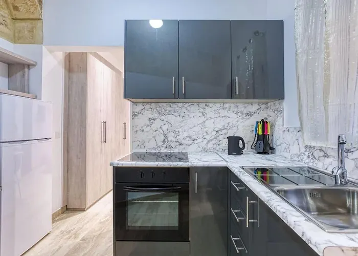 Retreat In The Heart Of Qormi Village アパート