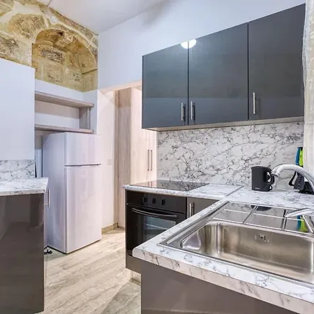 Modern Qormi Stay Near City Square With Easy Access * Santa Vennera