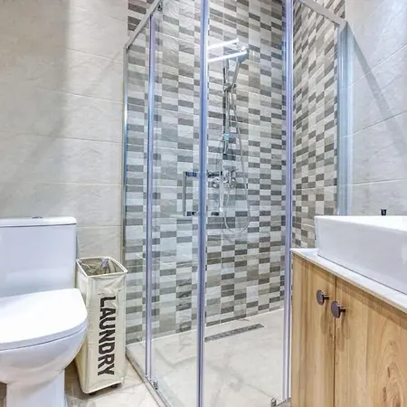 Modern Qormi Stay Near City Square With Easy Access