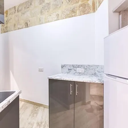 Modern Qormi Stay Near City Square With Easy Access