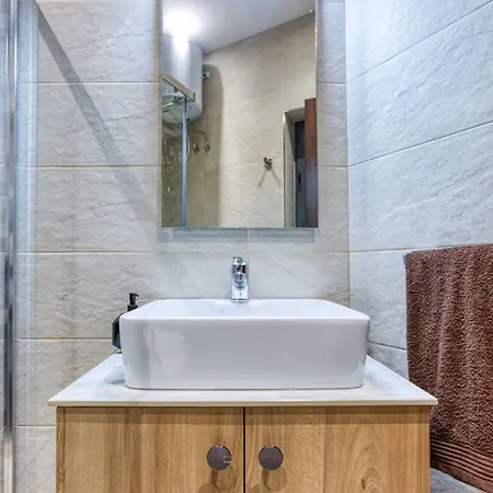 Modern Qormi Stay Near City Square With Easy Access *