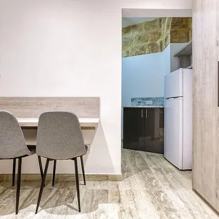 Modern Qormi Stay Near City Square With Easy Access *