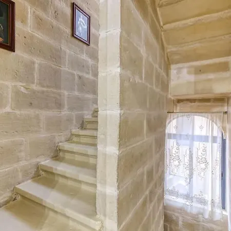 Διαμέρισμα Modern Qormi Stay Near City Square With Easy Access