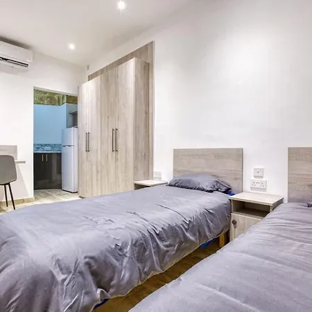 Διαμέρισμα Modern Qormi Stay Near City Square With Easy Access *