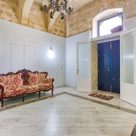 Modern Qormi Stay Near City Square With Easy Access *